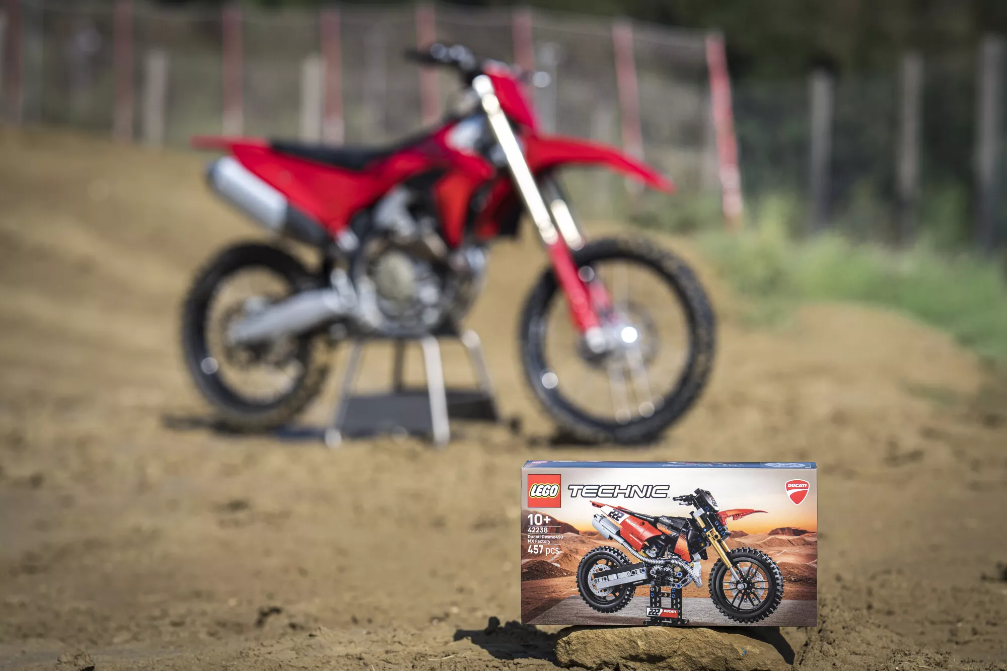 LEGO Technic сет на Ducati Desmo450 MX Factory