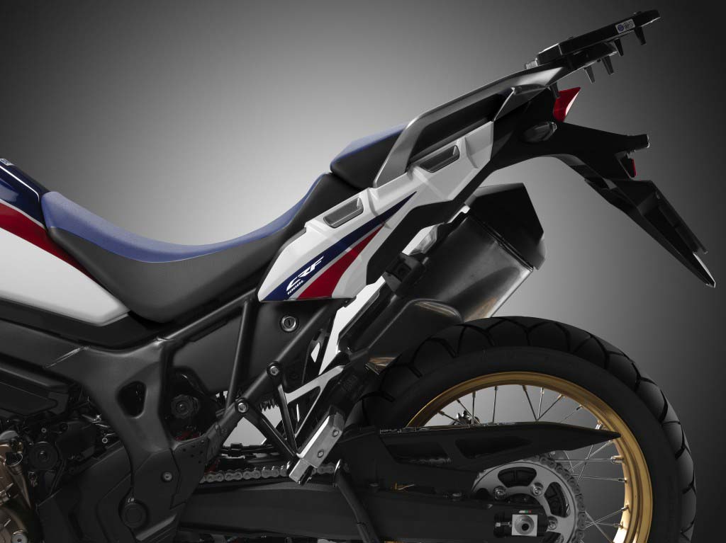 Моделот доаѓа со вградени места за држачи на дисаѓи 121515 2016 crf1000l africa twin adventure lowseat dct 2015 080 1024x767