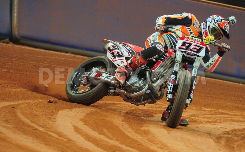 Повреда за Маркез надвор од асвалтот 1389491681-marc-marquez-and-brad-baker-compete-at-1st-superprestigio-dirt-track 3655317