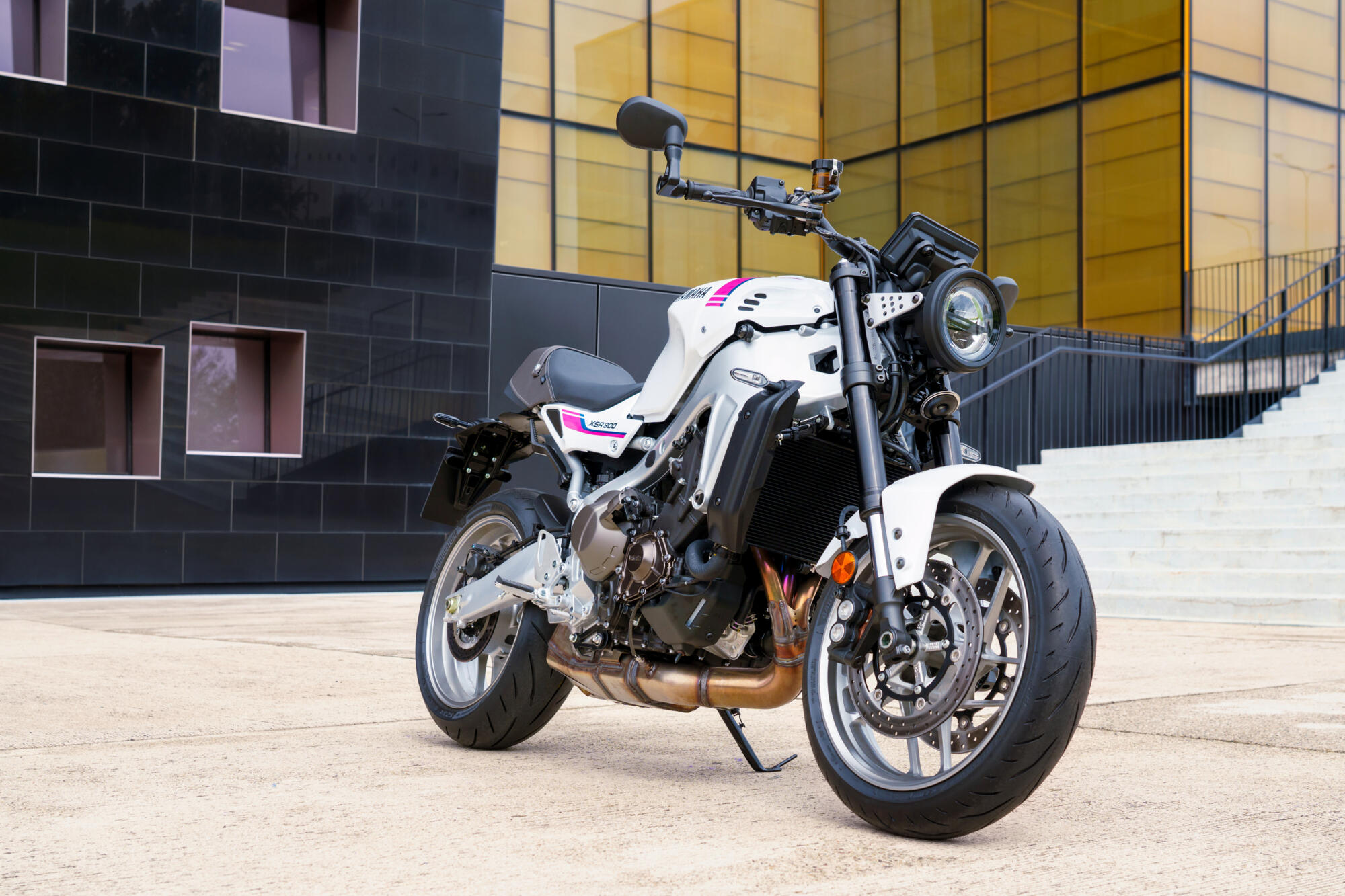 Yamaha XSR900 модел 2027 во боја Neon White