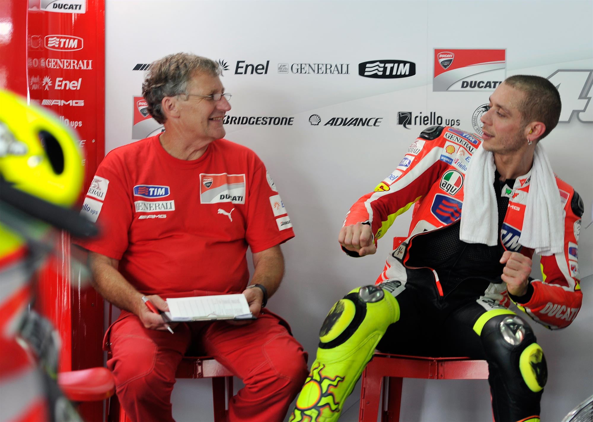 Роси и Бурџес во Дукати Ducati-Corse-Valentino-Rossi-Jeremy-Burgess-Pitbox-Sepang-test