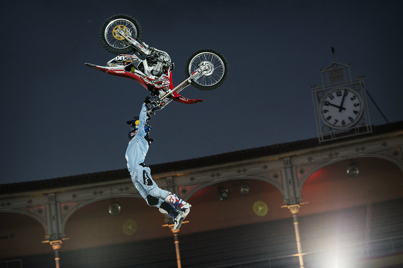Продолжуваат возбудувањата во X-Fighters Jörg-MitterRed-Bull-Content-Pool