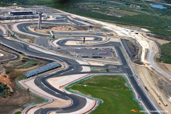 Новата патека во САД е вистинска атракција за публиката f1-Circuit-of-the-Americas-Formula-One-Racing-Surface-Complete-Photos-B-586x390
