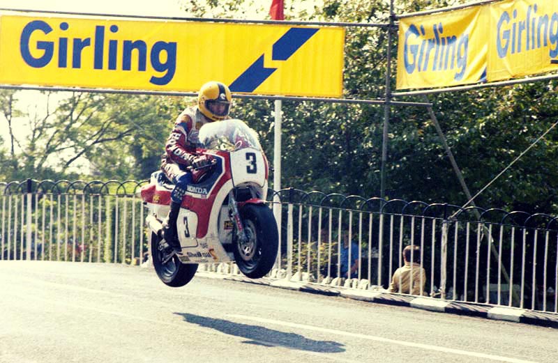 Џои Данлоп на Isle of man TT од 1983 година. joey-dunlop-1983-isle-of-man-tt-honda-rc850r-v4