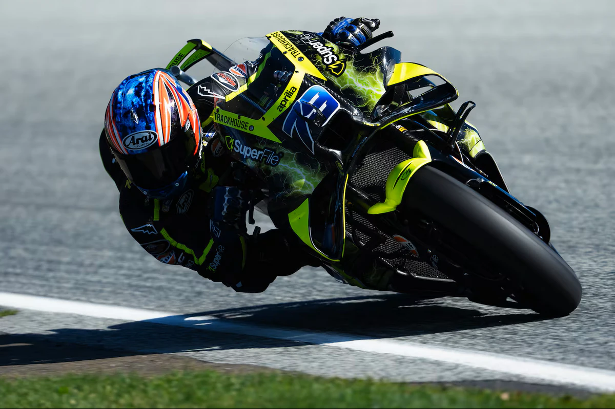 Тимот на Trackhouse MotoGP во боксот