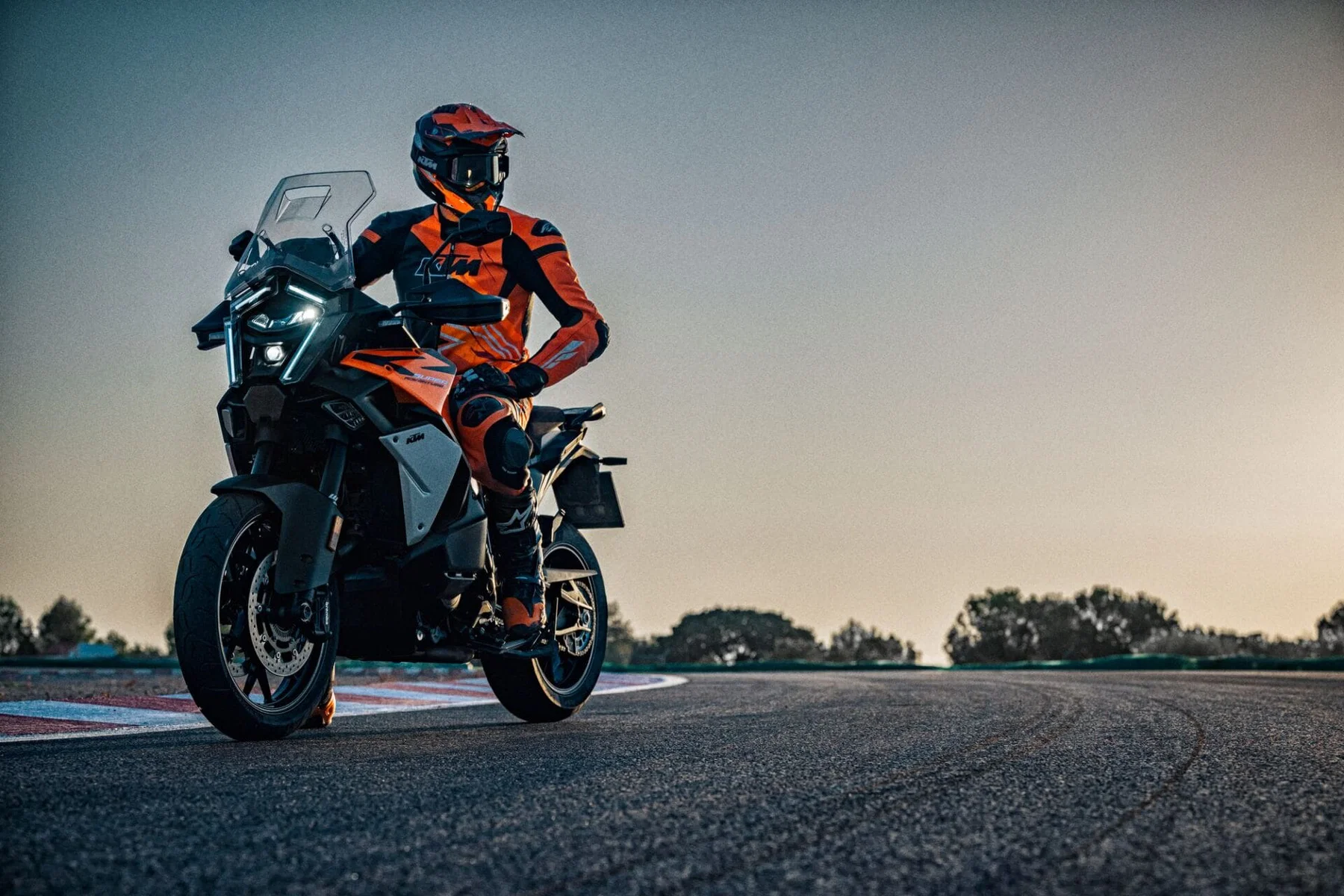 KTM 1390 Super Adventure S EVO во портокалова боја