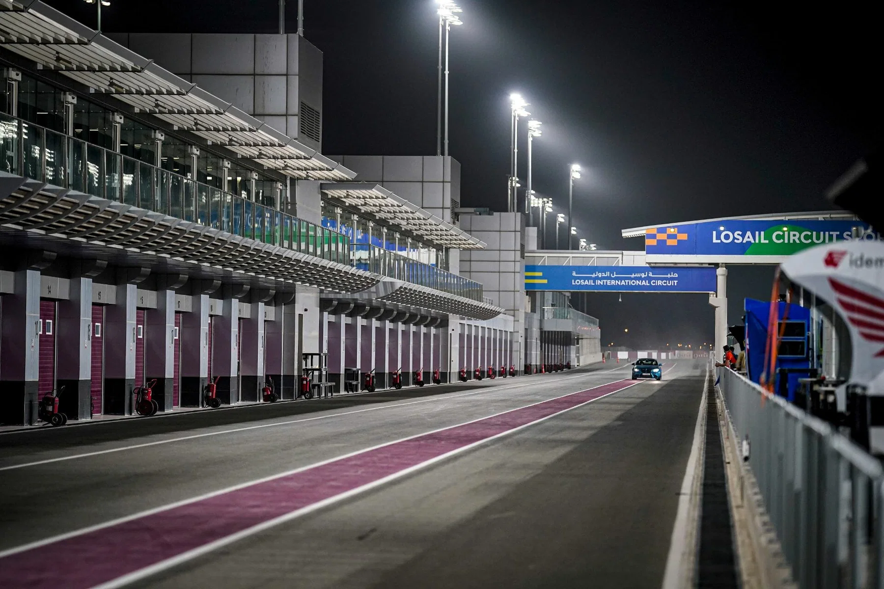 MotoGP мотор под рефлектори на патеката Лусаил во Катар