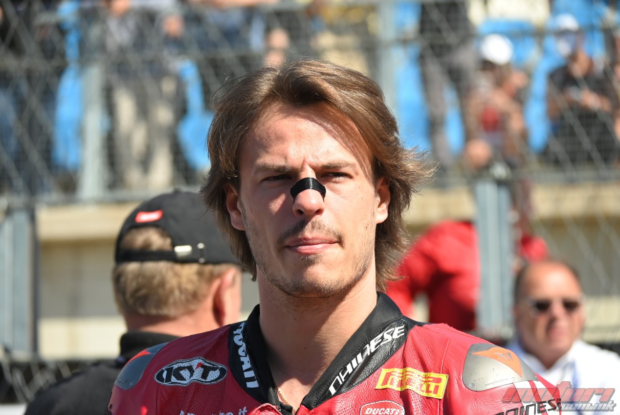 Николо Булега на гридот за време на WorldSBK трката во Велика Британија во 2026 година.