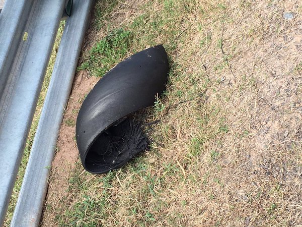 Делот од гумата на Скот Рединг која се распадна на вчерашниот тренинг redding tyre
