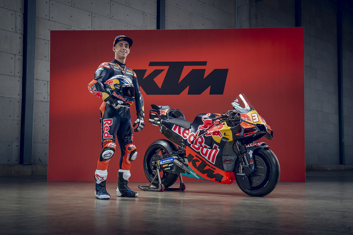 2026%20MotoGP%20Red%20Bull%20KTM%20Team%20launch%20photoshoot%20images%20%2811%29