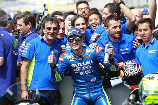 Првиот подиум за Вињалес за голема радост на тимот vinales podium