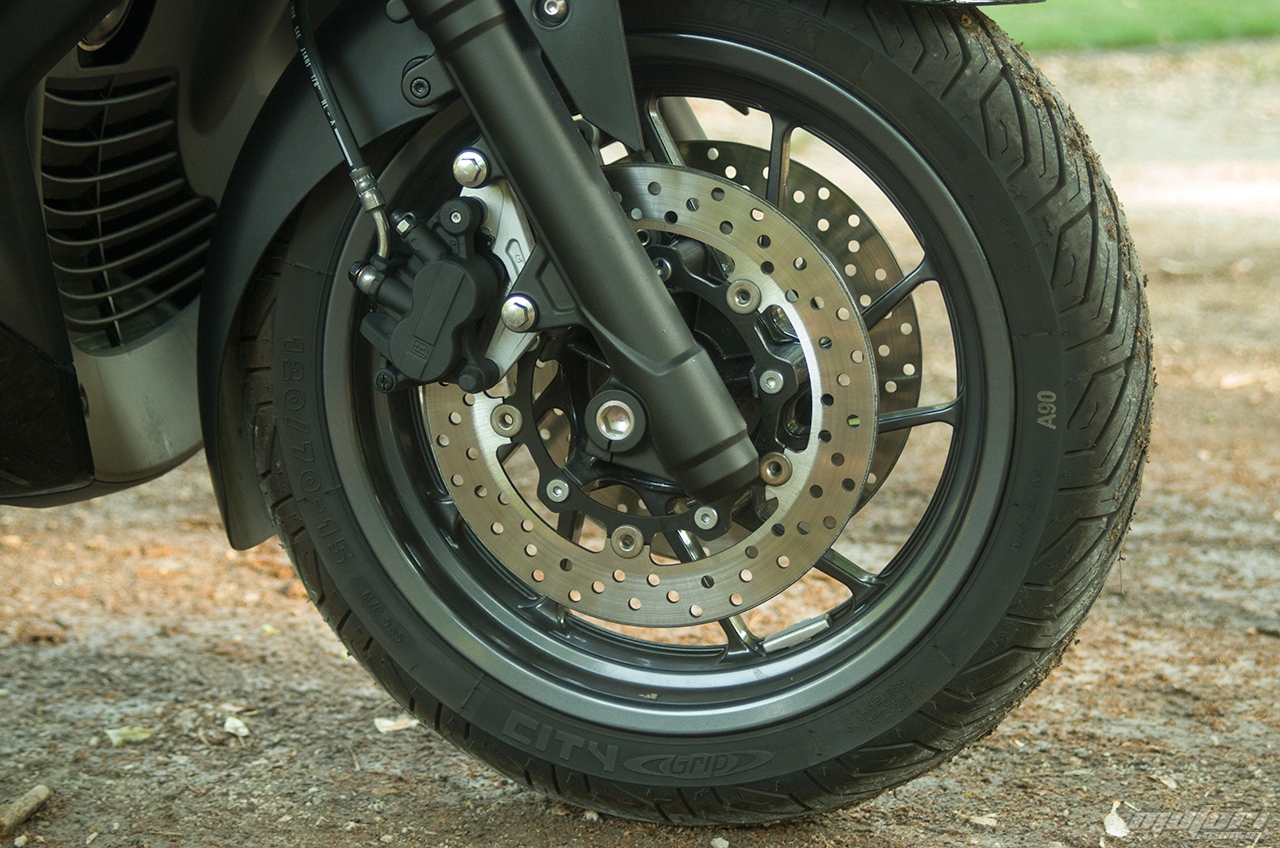 Двојни дискови со димензии од 267мм за беспрекорно кочење yamaha xmax 400 2015 10